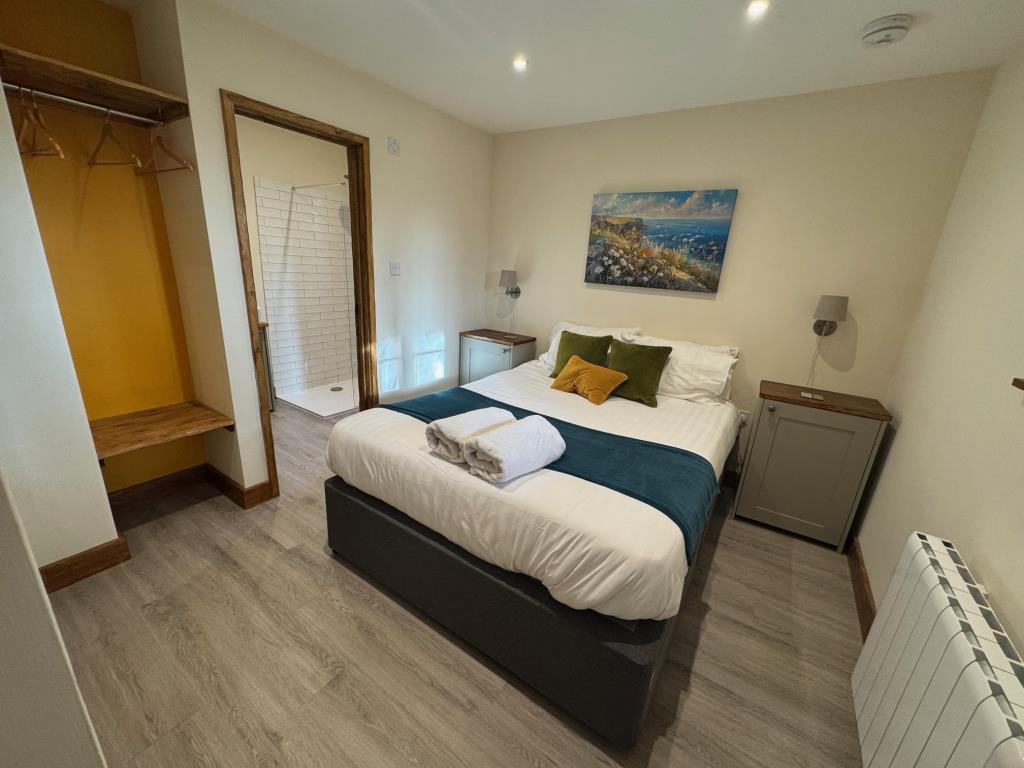 Lot: 43566 - COUNTRY ESTATE COMPRISING 5 BEDROOM MANOR HOUSE, WEDDING VENUE WITH 7 BEDROOM HOUSE, 6 ECO LODGES, 5 COTTAGES, 2 TENNIS COURTS, WORKSHOP AND ANCILLARY ACCOMMODATION - SET IN OVER 20 ACRES - Hedgehog Lodge-bedroom